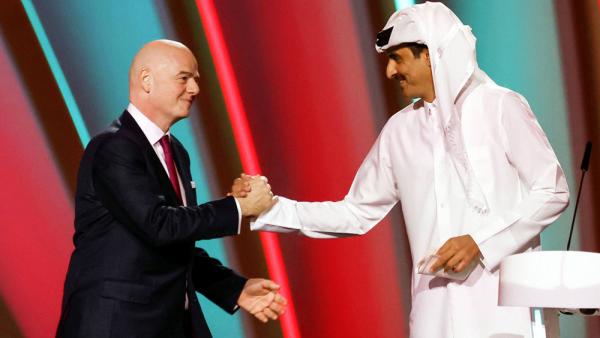 FIFA-Präsident Gianni Infantino und der Emir von Katar, Tamim bin Hamad Al Thani in Doha, 1.4.2022 (IMAGO / Kyodo News)