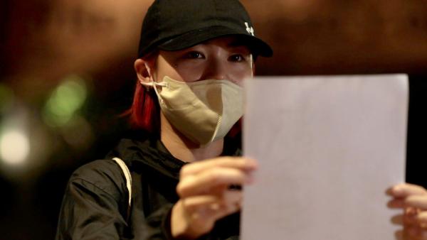 In China halten Demonstrierende bei den Protesten gegen die Null-Covid-Politik weiße Blätter in die Luft, wie hier in Hongkong, 29.11.2022 (IMAGO / ZUMA Wire)