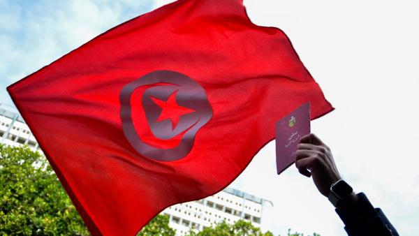 Die tunesische Flagge bei einer Demonstration gegen Präsident Kais Saied in Tunis, 10.12.2022 (IMAGO / ZUMA Wire / Hasan Mrad)