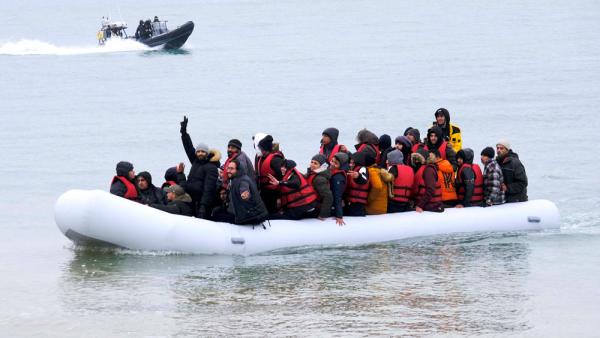 Migranten, die den Ärmelkanal in einem Schlauchboot überquert haben, kommen an einem Strand in Dungeness an, 25.11.2021 (IMAGO / i Images)