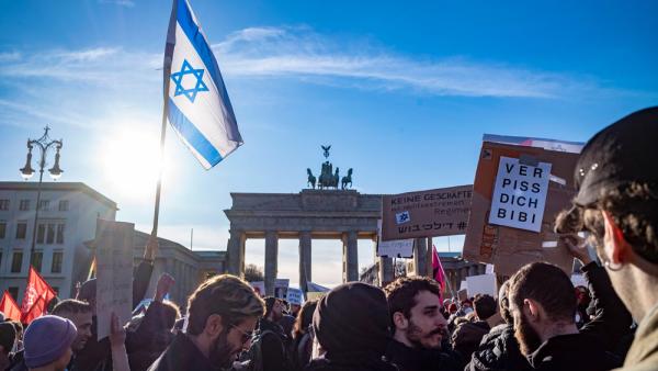 Protest während Netanyahus Besuch in Berlin, 16.3.2023 (IMAGO / Daniel Reiter)