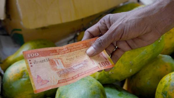 Die Bevölkerung Sri Lankas muss aktuell mit einer Inflation von über 50 Prozent zurechtkommen, Foto: Auf einem Markt in Colombo, 21.3.2023 (IMAGO / NurPhoto / Thilina Kaluthotage)