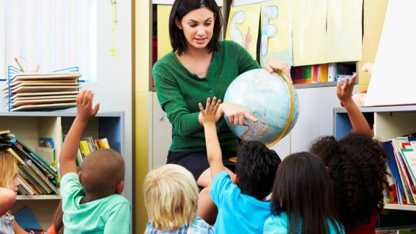 Symbolfoto Sorgearbeit, Erziehung (IMAGO / Shotshop)