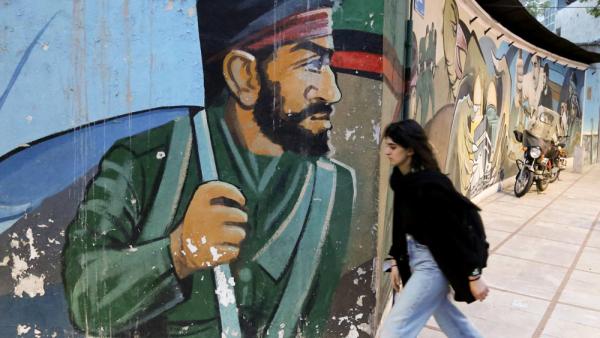 Eine junge Frau in Teheran ohne das vorgeschriebene Kopftuch, 8.4.2023 (IMAGO / ZUMA Wire / Rouzbeh Fouladi) 