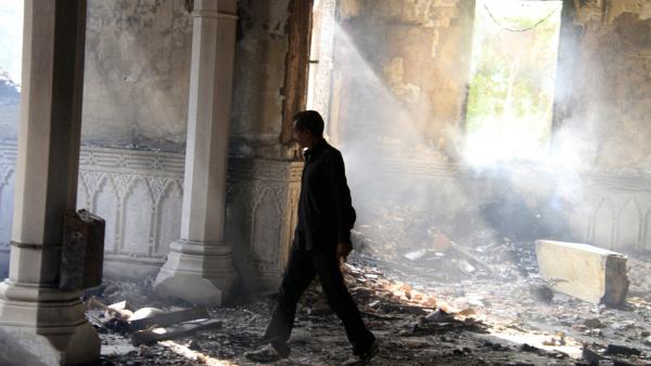 Ein Mann läuft durch die Trümmer der Moschee Rabaa-al-Adawiya in Kairo, 15.8.2013 (IMAGO / ZUMA Wire)
