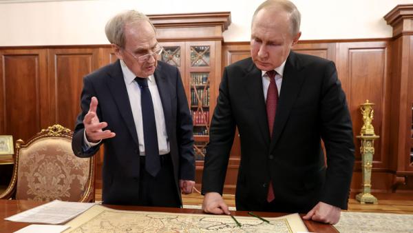 Wladimir Putin und der Präsident des russischen Verfassungsgerichts Waleri Sorkin im Moskauer Kreml, 23.5.2023 (IMAGO / ITAR-TASS)