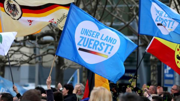 Von der AfD organisierte Großdemonstration auf dem Theaterplatz in Erfurt, 29.4.2023 (IMAGO / Karina Hessland)