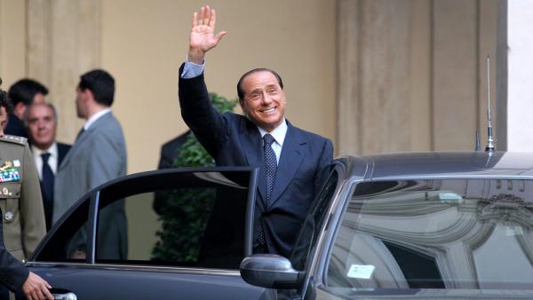 Silvio Berlusconi vor dem Palazzo Chigi in Rom, 17.5.2006 (IMAGO / ZUMA Wire / Massimo Di Vita)