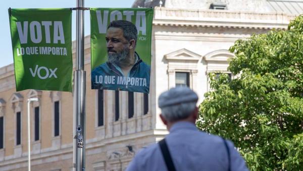 Ein Passant vor einem Wahlplakat der rechten Partei Vox in Madrid, 7.7.2023 (IMAGO / ZUMA Wire / Luis Soto)