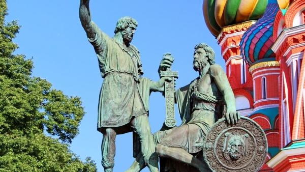 Statue von Kusma Minin und Dmitri Poscharski vor der Basilius-Kathedrale in Moskau. Die beiden waren Führer einer russischen Volkserhebung gegen die polnisch-litauische Besetzung während der Smuta genannten "Wirren" Anfang des 17. Jahrhunderts, 6.12.2020 (IMAGO / Pond5)