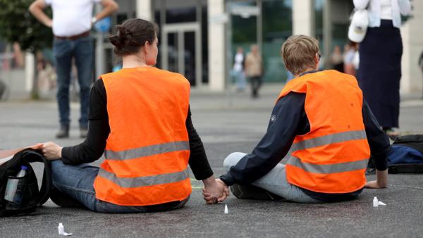 Aktivisten der Letzten Generation bei einer Straßenblockade in Berlin, 19.6.2023 (IMAGO / dts Nachrichtenagentur)