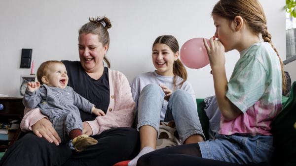 Frau mit drei Kindern, Bonn, 6.1.2023 (IMAGO / photothek / Ute Grabowsky)