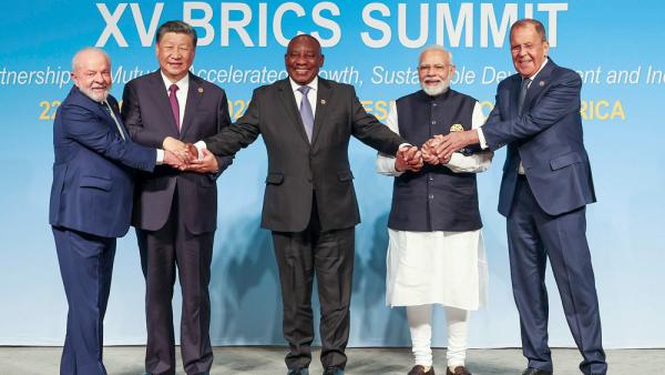 Von links nach rechts: Der brasilianische Präsident Luiz Inacio Lula da Silva, der chinesische Präsident Xi Jinping, der südafrikanische Präsident Cyril Ramaphosa, der indische Premierminister Narendra Modi und der russische Außenminister Sergej Lawrow beim 15. BRICS-Gipfel in Johannesburg, 23.8.2023 (IMAGO / ZUMA Wire)