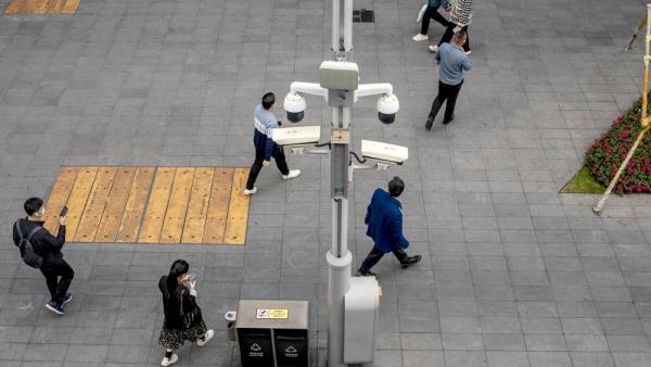Kameras im öffentlichen Raum in Shenzhen, China. Die chinesische Regierung hat die Entwicklung von Überwachungstechnik auf der Basis von Künstlicher Intelligenz vorangetrieben. 8.1.2023 (IMAGO / NurPhoto / Vernon Yuen)