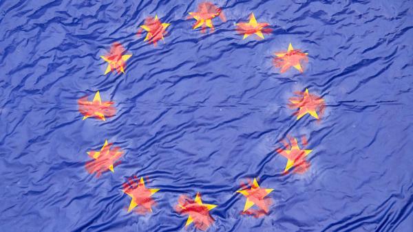 Eine Europafahne mit den Abdrücken blutiger Hände, 20.6.2023 (IMAGO / epd-bild / Christian Ditsch)
