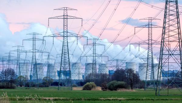 Ein staatlich subventionierter Industriestrompreis ist in der Ampel-Koalition umstritten. Abgebildet ist das Kraftwerk Jaenschwalde, 30.3.2023 (IMAGO / Andreas Franke)