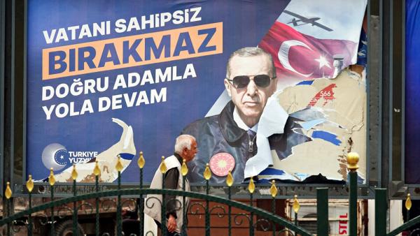 Ein halb abgerissenes Wahlplakat von AKP-Chef Recep Tayyip Erdoğan in Diyarbakır, wo überwiegend Kurd:innen leben, 25.5.2023 (IMAGO / ZUMA Wire / Mehmet Masum Suer)