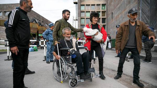 Einwohner:innen von Bergkarabach auf dem Weg in eine provisorische Unterkunft in der armenischen Stadt Goris, 25.9.2023 (IMAGO / ITAR-TASS)