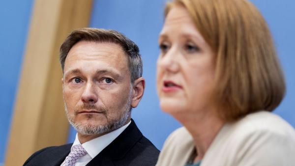 Christian Lindner und Lisa Paus während der Pressekonferenz zur Einigung bei der Kindergrundsicherung in Berlin, 28.8.2023 (IMAGO / photothek / Florian Gaertner)