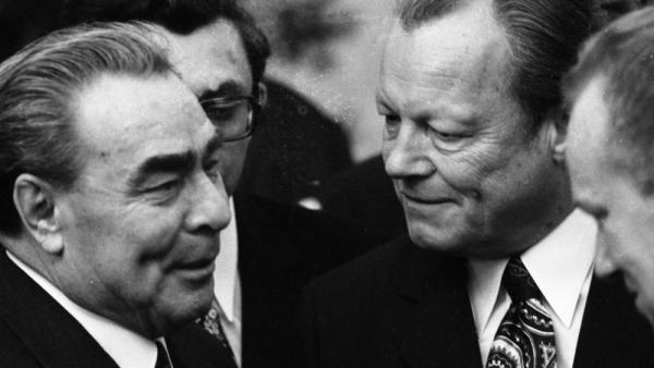 Leonid Brreschnew mit Willy Brandt und Heinz-Oskar Vetter. Der Besuch des sowjetischen Staats- und Parteichefs Leonid Breschnew in Bonn im Mai 1973 war ein Schritt zur Entspannung des Ost-Westverhältnisses, 22.5.1973 (IMAGO / Klaus Rose)