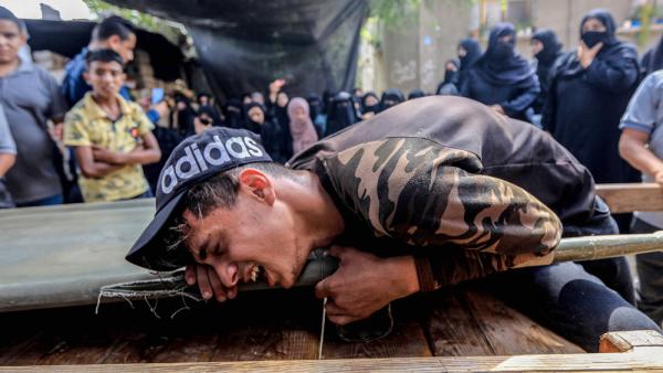 Ein junger Mann betrauert den Tod von Yousef Radwan. Der 25-Jährige wurde bei einem Protest am Grenzzaun zwischen Israel und Gaza getötet, 20.9.2023 ( IMAGO / ZUMA Wire / Yousef Masoud)