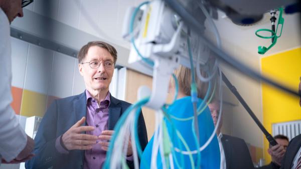 Bundesgesundheitsminister Karl Lauterbach besucht ein Krankenhaus in in Hamburg-Hohenfelde, 30.6.2023 (IMAGO / Chris Emil Janßen)