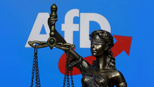 Symbolbild: AfD-Logo und Justitia, 10.3.2021 (IMAGO / Steinach)