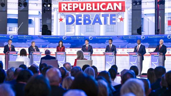 Doug Burgum, Chris Christie, Nikki Haley, Ron DeSantis, Vivek Ramaswamy, Tim Scott und Mike Pence während einer republikanischen Vorwahl-Debatte, 27.9.2023 (IMAGO / USA TODAY Network / Robert Hanashiro)