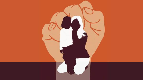 Symbolbild: Mutter und Kind, im Hintergrund sieht man eine erhobene Faust auf orangefarbenem Hintergrund (IMAGO / Ikon Images / Neil Webb) 