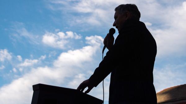 Thüringens AfD-Landeschef Björn Höcke am Abend während einer Kundgebung auf dem Theaterplatz in Weimar, 8.5.2023 (IMAGO / Funke Foto Services / Sascha Fromm)