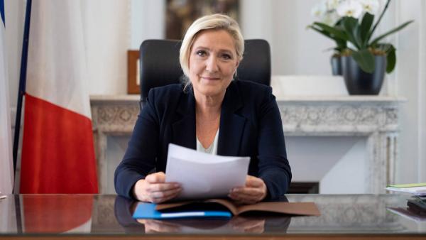 Marine Le Pen in ihrem Büro in der französischen Nationalversammlung in Paris, 8.6.2023 (IMAGO / ABACAPRESS / Raphael Lafargue)