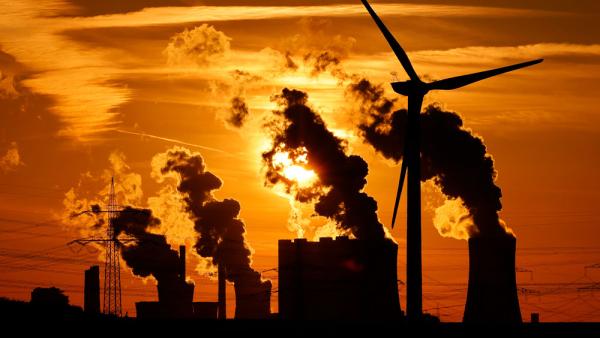 Strommasten und Windräder rund um das Kohlekraftwerk Neurath des Stromkonzerns RWE, 1.8.2022 (IMAGO / Panama Pictures)