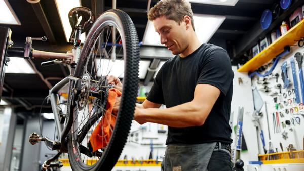 Reparatur statt Neukauf: Wer in Schweden ein Fahrrad oder ein technisches Gerät reparieren lässt, zahlt dafür „nur“ 12 statt 25 Prozent Mehrwertsteuer (IMAGO / Shotshop)