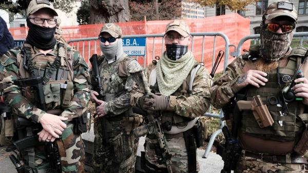 Mitglieder der »Georgia III% Security Force«-Miliz bei einer Pro-Trump-Kundgebung vor dem Georgia State Capitol. Die Three Percenters sind eine rechtsradikal Gruppe in den USA. Wichtigstes Anliegen ist der bewaffnete Widerstand gegen die Bundesregierung der Vereinigten Staaten, 12.12.2020 (IMAGO / ZUMA Wire / John Arthur Brown)