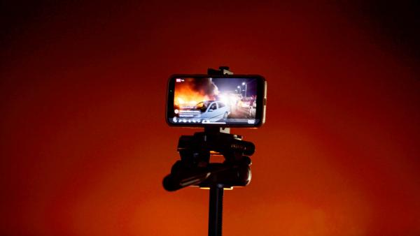 Ein Smartphone filmt die Proteste gegen die israelischen Luftangriffe auf Gaza in Nablus, 2.8.2022 (Nasser Ishtayeh / IMAGO / ZUMA Wire)