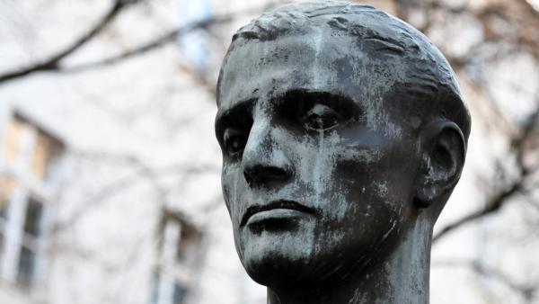 Die Statue steht am Ort der Erschießung von Claus Schenk Graf von Stauffenberg und seinen Mitverschwörer. Das Attentat vom 20. Juli 1944 war der bedeutendste Umsturzversuch des militärischen Widerstandes in der Zeit des Nationalsozialismus. (IMAGO / Winfried Rothermel) 