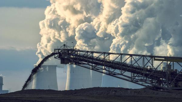 Das Kraftwerk Jänschwalde im Lausitzer Braunkohlerevier in Brandenburg (IMAGO / Rainer Weisflog)
