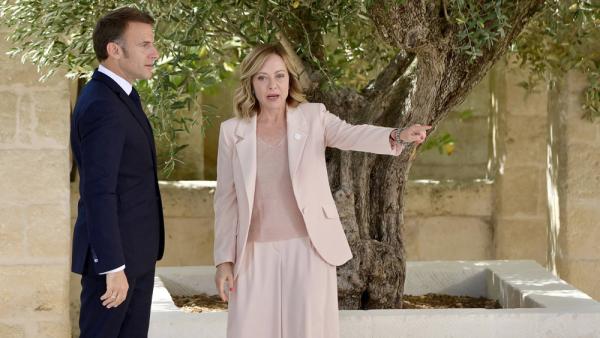 Der französische Präsident Emmanuel Macron und Italiens Premierministerin Giorgia Meloni in Borgo Egnazia beim G7-Gipfel, 13.6.2024 (IMAGO / ZUMA Press / Vannicelli / Grillotti)