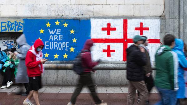 Protest in Georgien gegen das sogenannte »russische Agentengesetz«. Auf eine Wand gemalte europäische und georgische Flaggen in Tiflis, 14.5.2024 (IMAGO / Scanpix / Martin Pedaja)