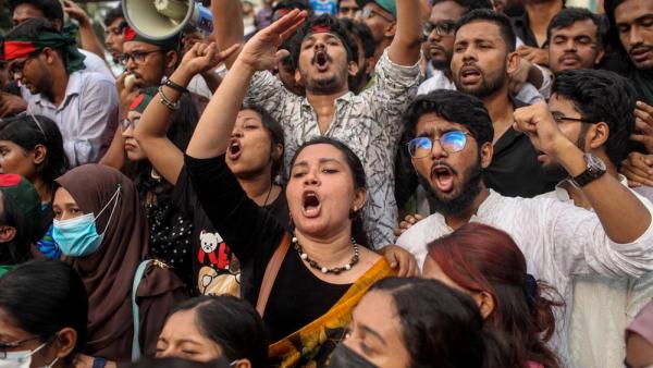 Studierende der Uni Dhaka in Bangladesch protestieren: Sie fordern ein Gerichtsverfahren gegen die gestürzte Premierministerin Sheikh Hasina, 12.8.2024 (IMAGO / Middle East Images / Abu Sufian Jewel)