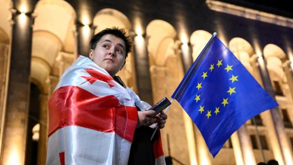 Ein pro-europäischer Demonstrant trägt eine Georgien-Flagge über den Schultern. Nach der Parlamentswahl sprachen die Präsidentin und die Opposition von Betrug. Tausende Menschen demonstrierten, 29.10.2024 (IMAGO / SNA / Kirill Zykov)