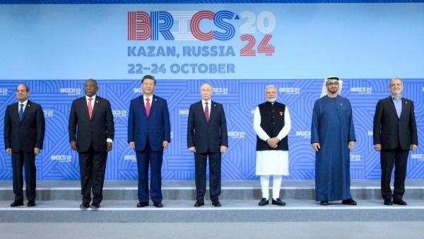 Beim 16. BRICS-Gipfel in Kasan v.l.n.r.: Abdel Fattah el-Sisi (Ägypten), Cyril Ramaphosa (Südafrika), Xi Jinping (China), Wladimir Putin (Russland), Narendra Modi (Indien), Scheich Mohammed bin Zayed Al Nahyan (VAE), Masoud Pezeshkian (Iran), 24.10.2024 (IMAGO / ZUMA Press Wire / Iranian Presidency)