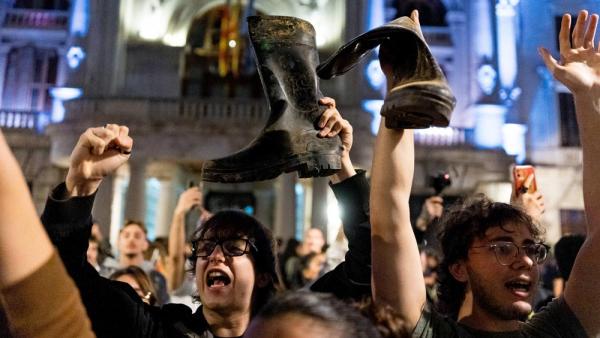 Demonstration in Valencia gegen die spanische und valencianische Regierung nach der Flutkatastrophe, bei der mind. 200 Menschen gestorben sind, 11.11.2024 (IMAGO / SOPA Images / Davide Bonaldo)