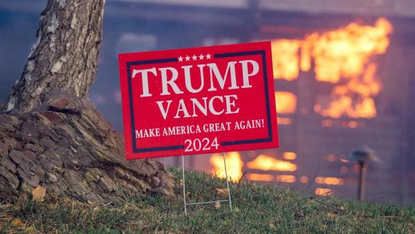 Ein MAGA-Schild vor einem brennenden Haus in Camarillo, California, 6.11.2024 (IMAGO / ZUMA Press Wire / Amy Katz)