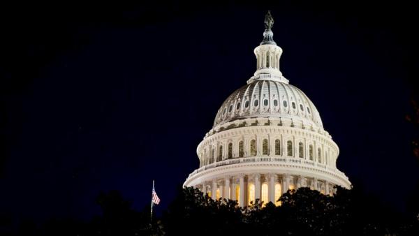 Das Kapitol in Washington DC bei Nacht (IMAGO / Christian Offenberg)