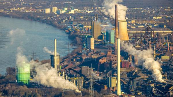 Luftaufnahme der Hüttenwerke Krupp Mannesmann in Duisburg (IMAGO / Hans Blossey)
