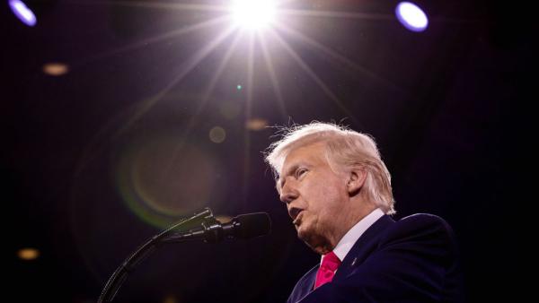Donald Trump während seiner Rede auf der Conservative Political Action Conference (CPAC) in Oxon Hill, Maryland, 22.2.2025 (IMAGO / Newscom / AdMedia)