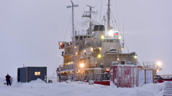  Ein Schiff liegt im Hafen von Dudnika. Der Seehafen verbindet das Industriezentrum der Region mit der Nordostpassage. Mit dem Klimawandel wird diese Schifffahrtsroute wichtiger werden, Foto vom 1.12.2022 (IMAGO / ITAR-TASS)