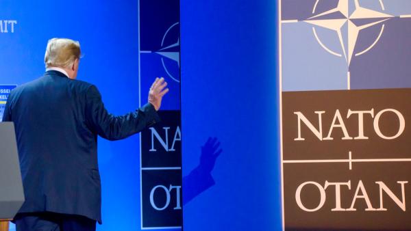 Sinnbildlich: Der Rückzug der USA aus Europa. Aufgenommen bei der Nato-Konferenz am 12.7.2018 in Brüssel (IMAGO / Pond5 Images)
