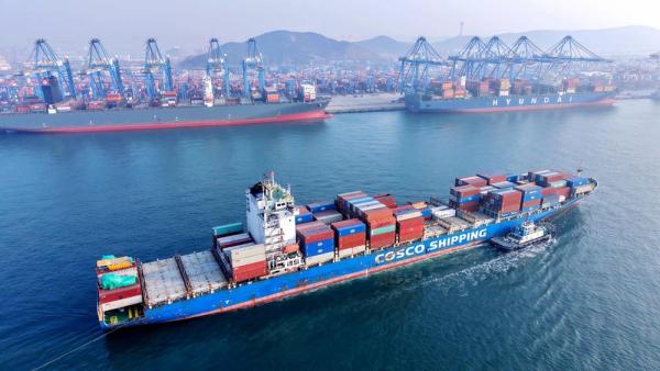 Ein Containerschiff läuft aus dem Hafen im chinesischen Qingdao aus. Er gehört zu den zehn verkehrsreichsten Häfen der Welt und spielt eine zentrale Rolle im internationalen Handel, 9.3.2025 (IMAGO / Avalon.red)